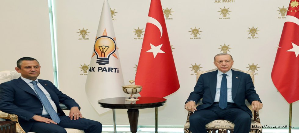 Özgür Özel ve Cumhurbaşkanı Erdoğan merakla beklenen görüşmeyi AKP Genel Merkezi'nde gerçekleştirdi. 