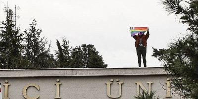 ‘LGBTİ+ bayrağı’ açan Boğaziçili öğrencilerin üç yıla kadar hapsi istendi