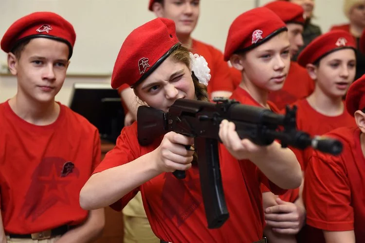 Rusya 30 Bin Çocuğa Askeri Eğitime Başladı