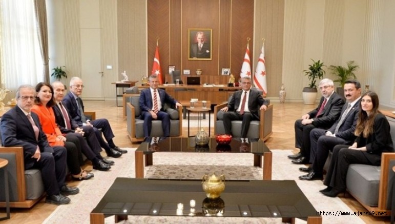 Cumhuriyet Halk Partisi Genel Başkanı Özgür Özel, Kuzey Kıbrıs Türk Cumhuriyeti'nde...