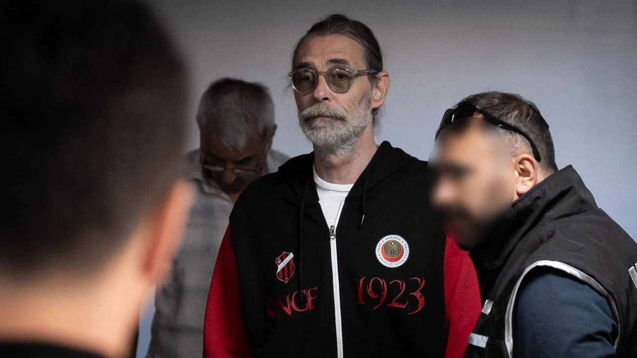 Erdal Beşikcioğlu  