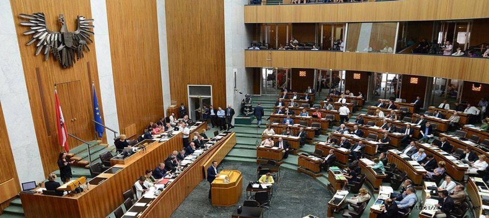 Avusturya 14 yaşından küçük çocuklara başörtüsünü yasakladı