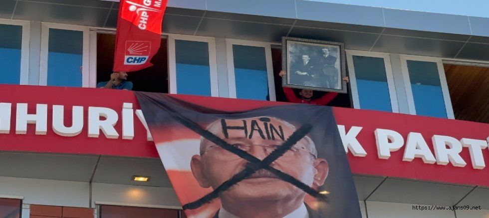 CHP İl Binası’na ‘Hain Kemal’ pankartı asıldı