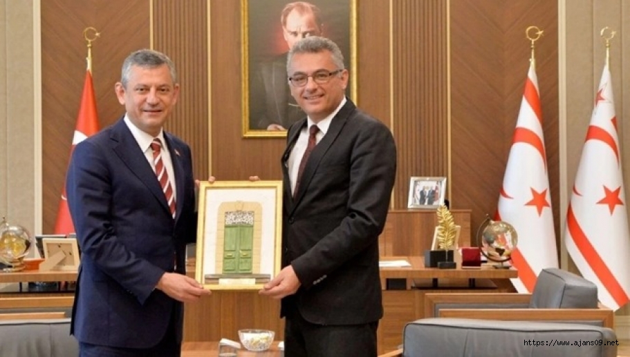 Cumhuriyet Halk Partisi Genel Başkanı Özgür Özel, Kuzey Kıbrıs Türk Cumhuriyeti'nde...