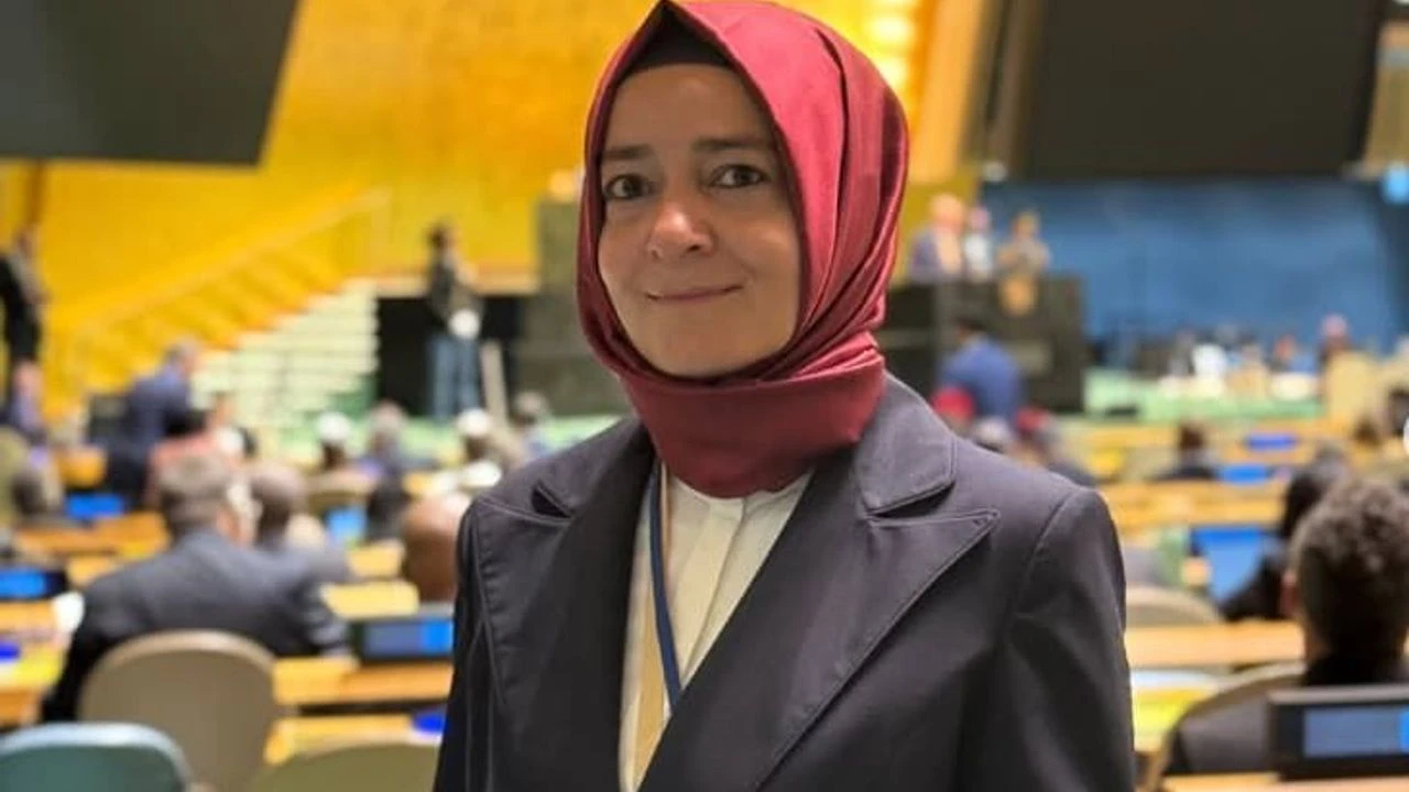 Eski AKP'li Bakan  Fatma Betül Sayan Kaya, fon iddiaları sonrasında AKP'deki görevinden istifa etti