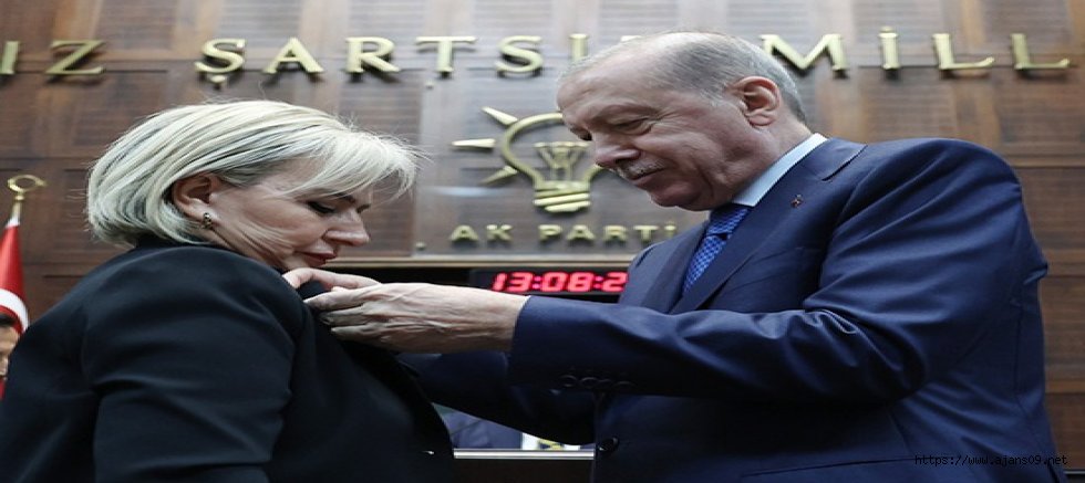 Nimet Özdemirin Rozetini Erdoğan taktı
