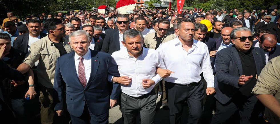 Özgür Özel, “Biz seçilmiş CHP’yiz, iktidar yürüyüşümüzden vazgeçmeyeceğiz” dedi, halkla Anıtkabir’e yürüdü!