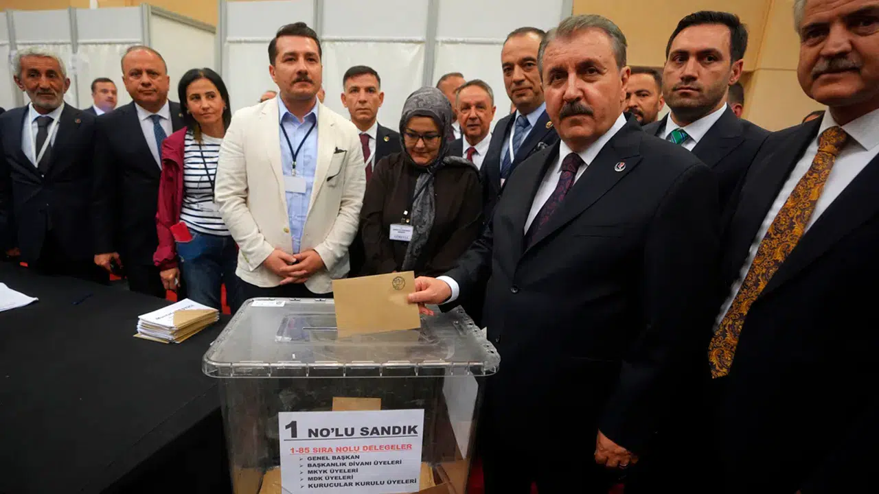 Tek aday Destici delegelerin tamamının oyunu aldı