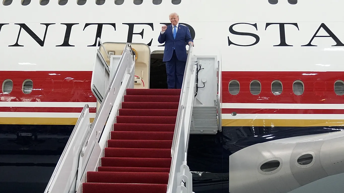 Trump, Katar'ın hediye ettiği yeni Air Force One uçağını tanıttı