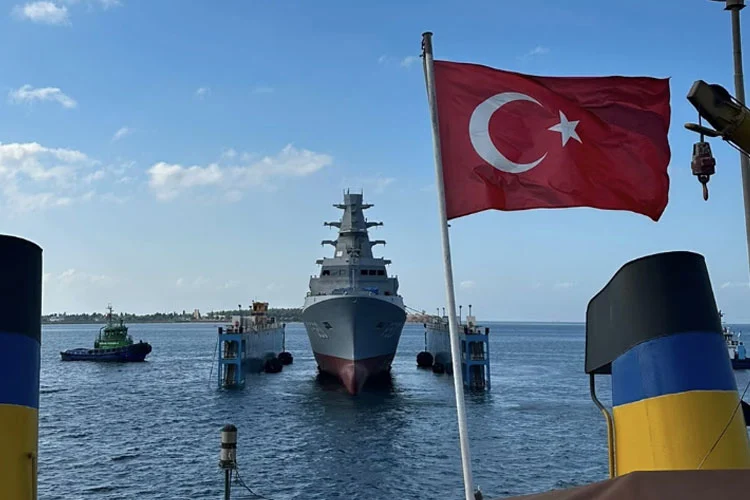 Türkiye’nin yeni savaş gemisi suya indi