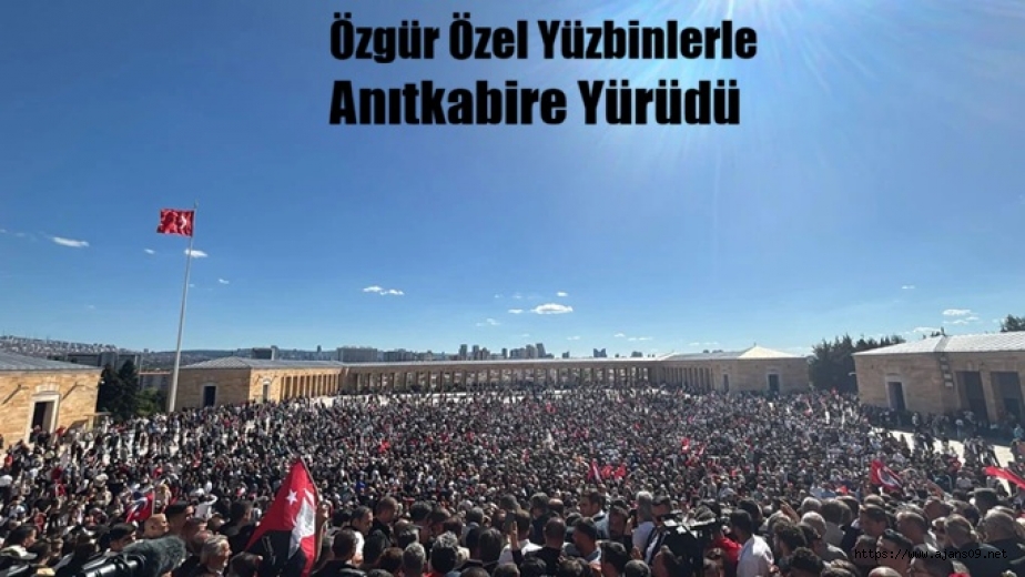Özgür Özel, “Biz seçilmiş CHP’yiz, iktidar yürüyüşümüzden vazgeçmeyeceğiz” dedi, halkla Anıtkabir’e yürüdü!