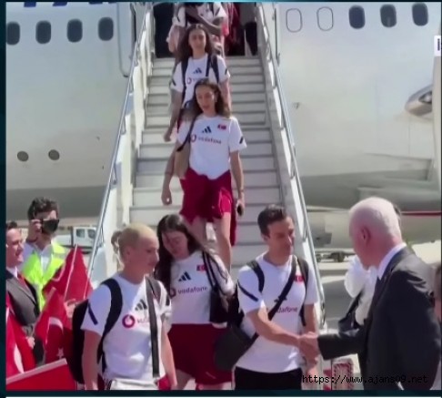 Şampiyon  Kadın Voleybol Takımımız törenle karşılandı
