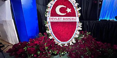 AK Parti Kongresinde Devlet Bahçelin Çelenki Gündem Oldu