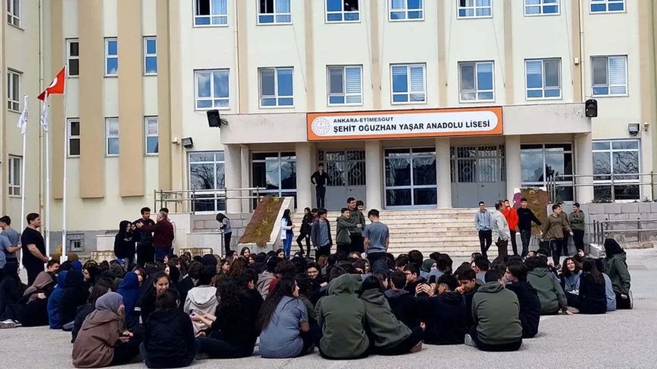 AKP Geri Attı.. Öğretmen atamaları durduruldu