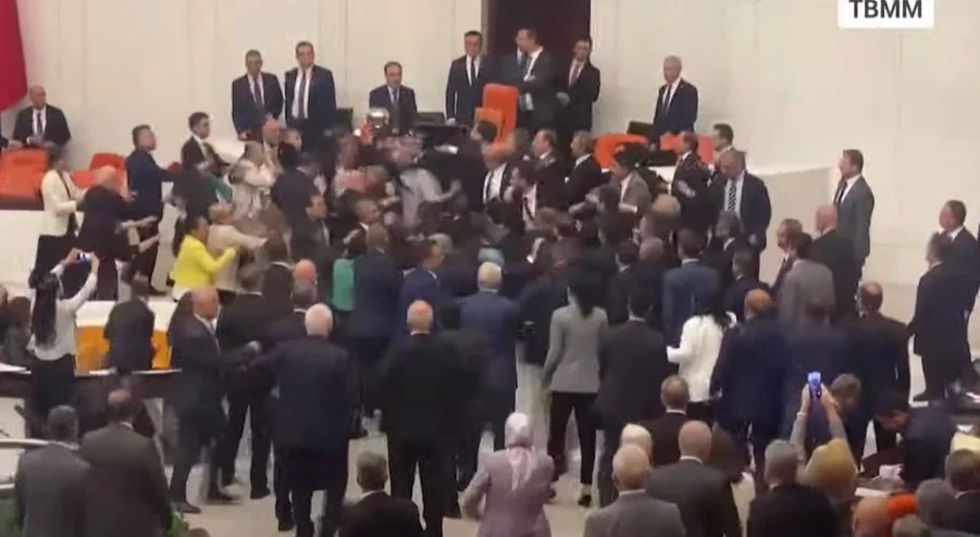 AKP Vekiller Ahmet Şık'a Kürsüde saldırdı. Kan Döküldü
