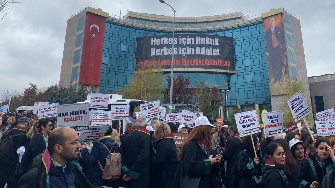 Ankara'da avukatlardan 'hukuka saygı' yürüyüşü