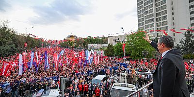 Atamızla Aramızda Barikat Kabul Etmez, Yıkar Geçeriz