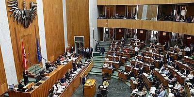 Avusturya 14 yaşından küçük çocuklara başörtüsünü yasakladı