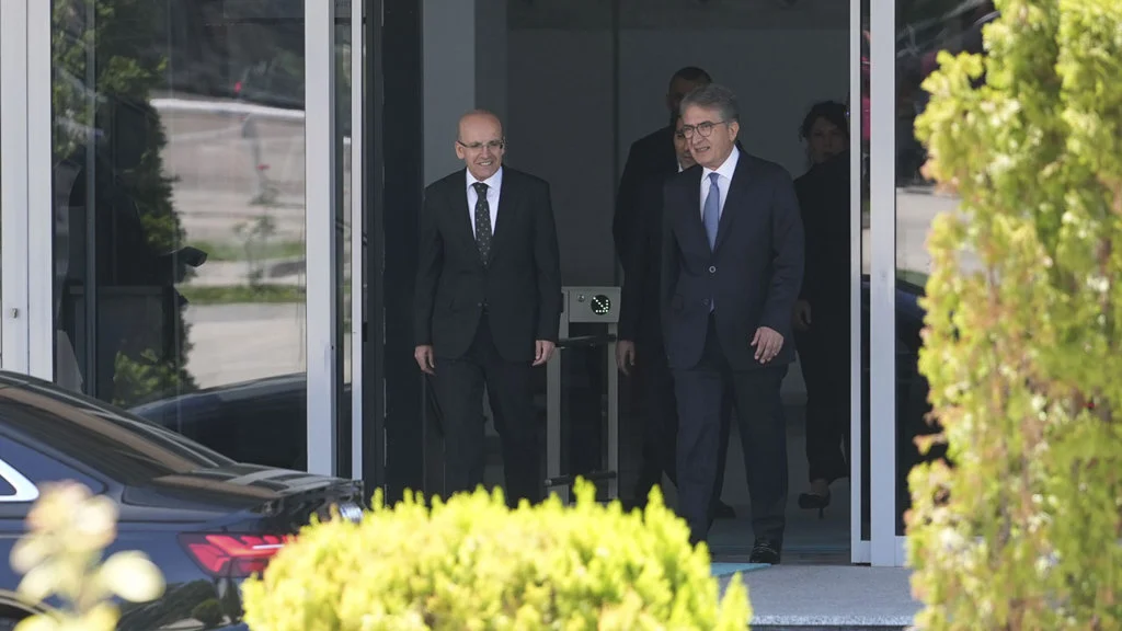 CHP Genel Başkan Yardımcısı Yalçın Karatepe, Hazine ve Maliye Bakanı Mehmet Şimşek ile bakanlıkta bir araya geldi