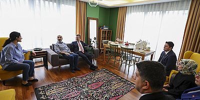 CHP Genel Başkanı Özgür Özel, İsmail Saymaz’ı Ziyaret Etti