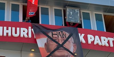 CHP İl Binası’na ‘Hain Kemal’ pankartı asıldı
