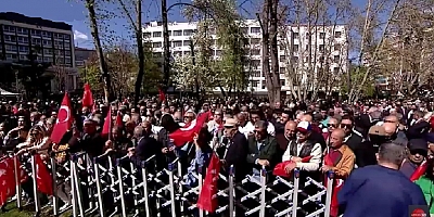 CHP lideri Özgür Özel YSK önünde