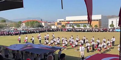 Cumhuriyet Bayramı töreninde öğrencilere Atatürk yerine Erdoğan'ın fotoğrafını taşıttılar