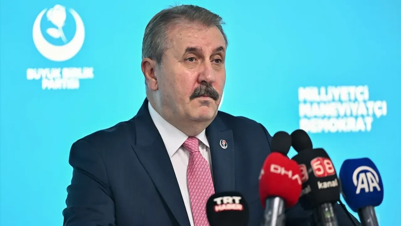 Destici: Siyasetçilerin kız çocukları evlerinde mi otursun?