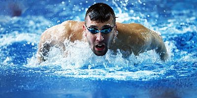 DEÜ KAPILARINI MİLLÎ YÜZÜCÜ EMRE SAKÇI’YA AÇTI