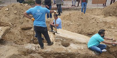 Efeler Kemer Mahallesinde Yol Kazısında Anıt Mezar Kalıntısı Bulundu