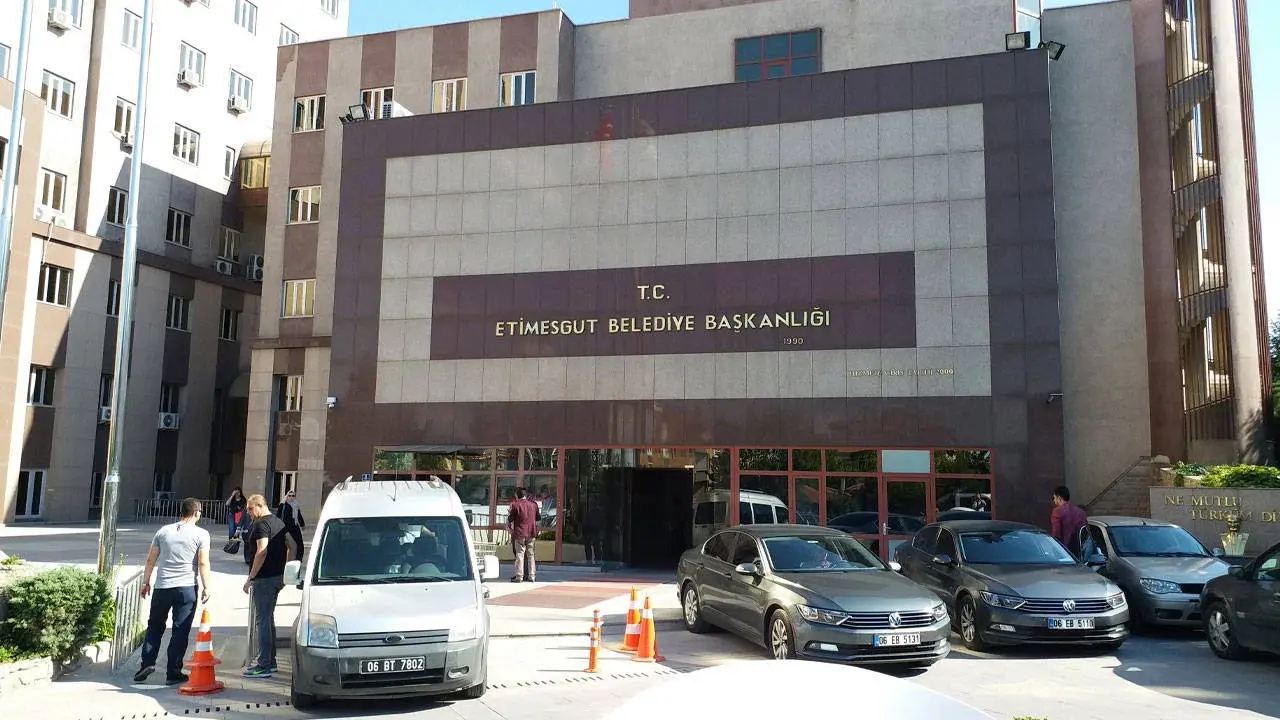ETİMESGUT BELEDİYESİNDE AKP DESTEĞĞİYLE CHP ADAYI KAZANDI