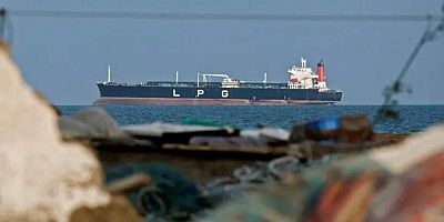 Hürmüz’de Gerilim Yükseliyor: Tankerlere Ateş Açıldı, İran Kısıtlamaları Geri Getirdi