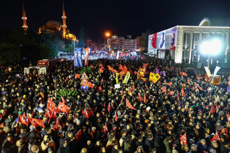 İMAMOĞLUNUN TUTUKLANMASI 1 MİLYON VATANDAŞI SARAÇHANEYE TOPLADI