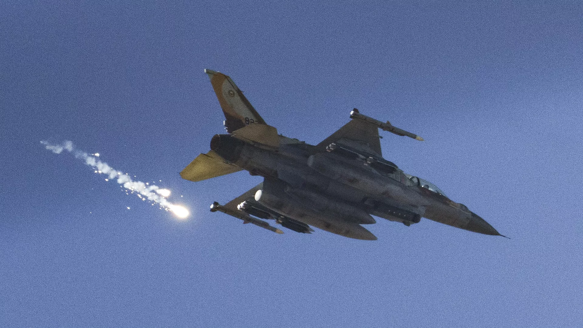 İsrail ordusu, hava kuvvetlerinin Lübnan’da yaklaşık 120 Hizbullah hedefini vurduğunu duyurdu