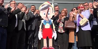 İYİ Parti heyeti TÜİK’in kapısına Pinokyo maketi bıraktı