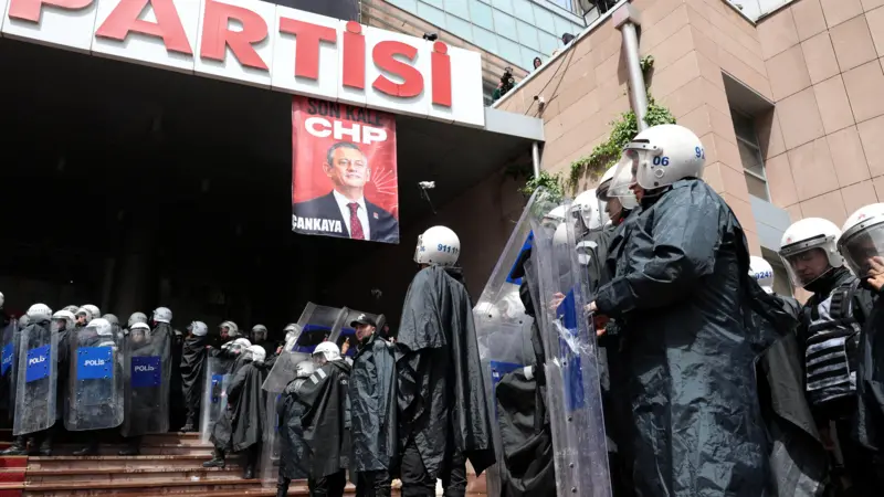 KILIÇDAROĞLUNUN İSTEĞİYLE POLİS CHP GENEL MERKEZİNE  OPERASYON YAPTI
