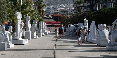 Kuşadası Sahilini Cumhuriyetin 100. yılına özel heykeller süslüyor
