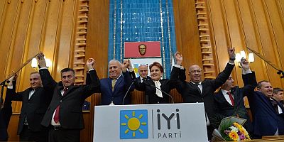 Meral Akşener, Mehmet Fatih Atay'a rozetini taktı.