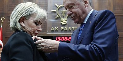 Nimet Özdemirin Rozetini Erdoğan taktı