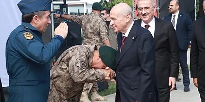 Özel Harekat Başkanının El Öpmesi Gündem Oldu