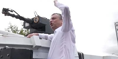 Özel TOMA'ya Çıkıp Halkı Selamladı