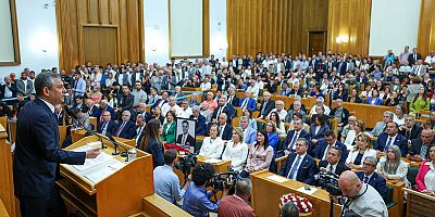 Özgür Özel Elinde Mazotla Kürsüye Çıktı