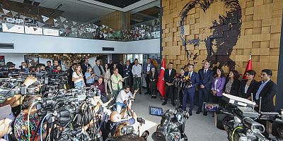 Özgür Özel İstanbuldaki Gazi Yeni Çalışma Ofisinde