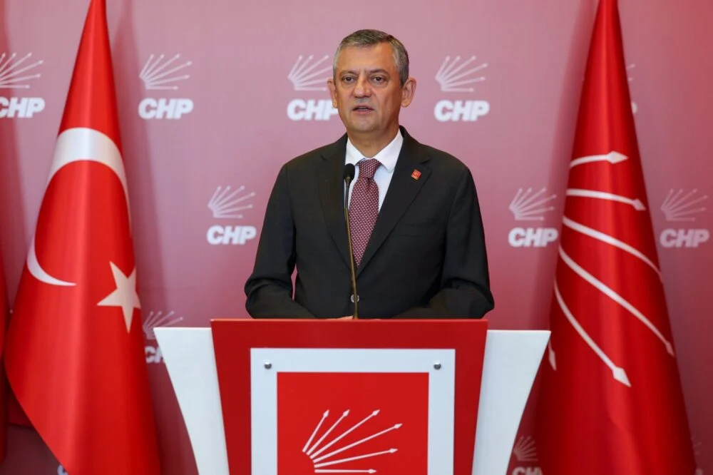 ÖZGÜR ÖZEL KONUŞMA YAPIYOR