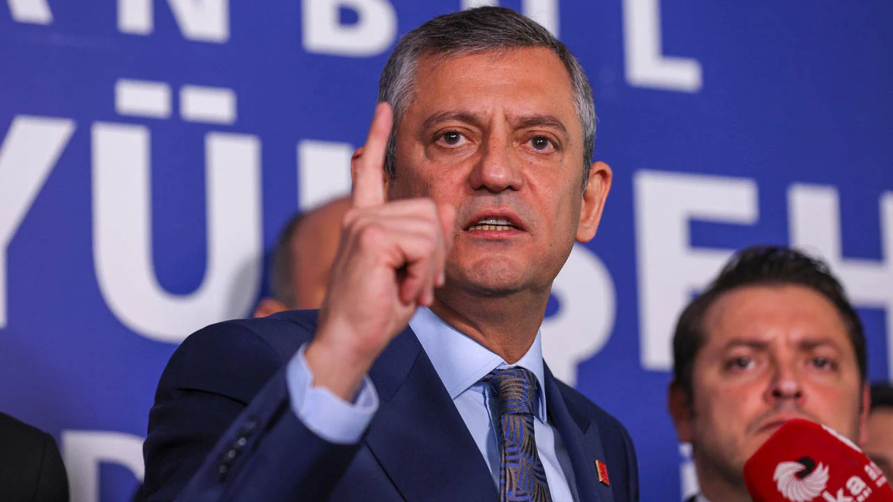 Özgür Özel 'merkez medyayı' eleştirdiği sırada NTV yayını kesti