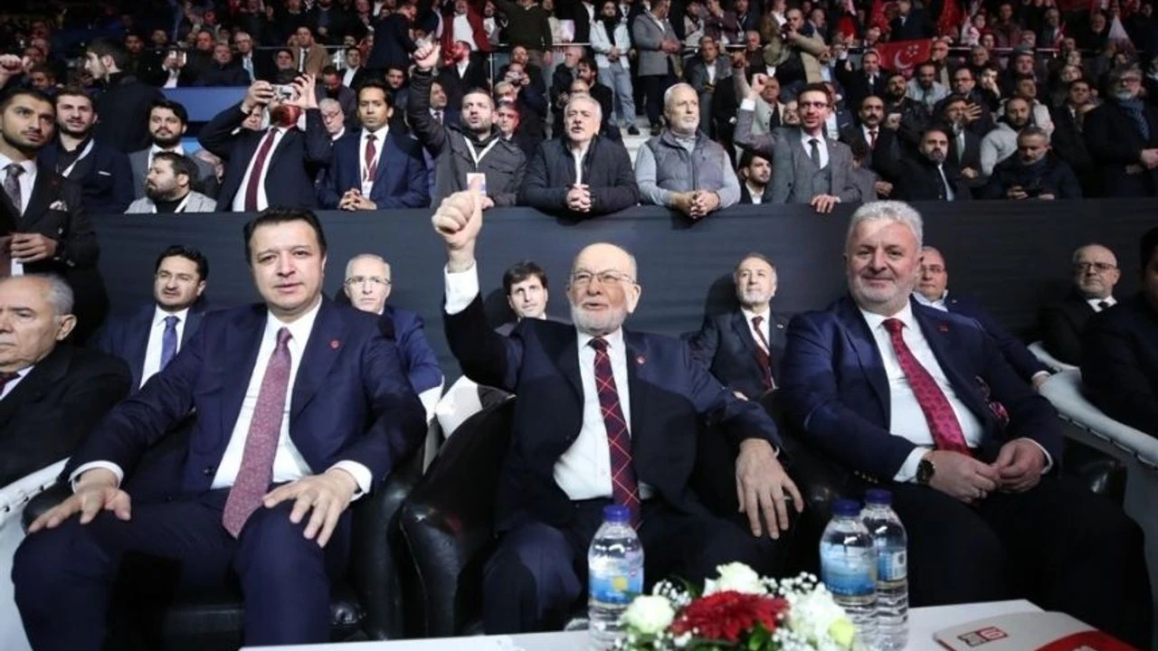 Saadet Partisinin Tarihi Kongresinde Karamollaoğlu Veda Eti