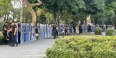 SARAÇHANE PARKI'NA POLİS BARİKATI KURULDU