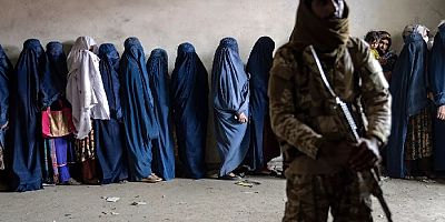 Taliban, kadınların ses ve yüzünü kamusal alanda yasakladı...