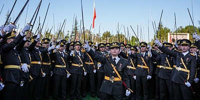 Teğmenlerin komutanı istifa etti
