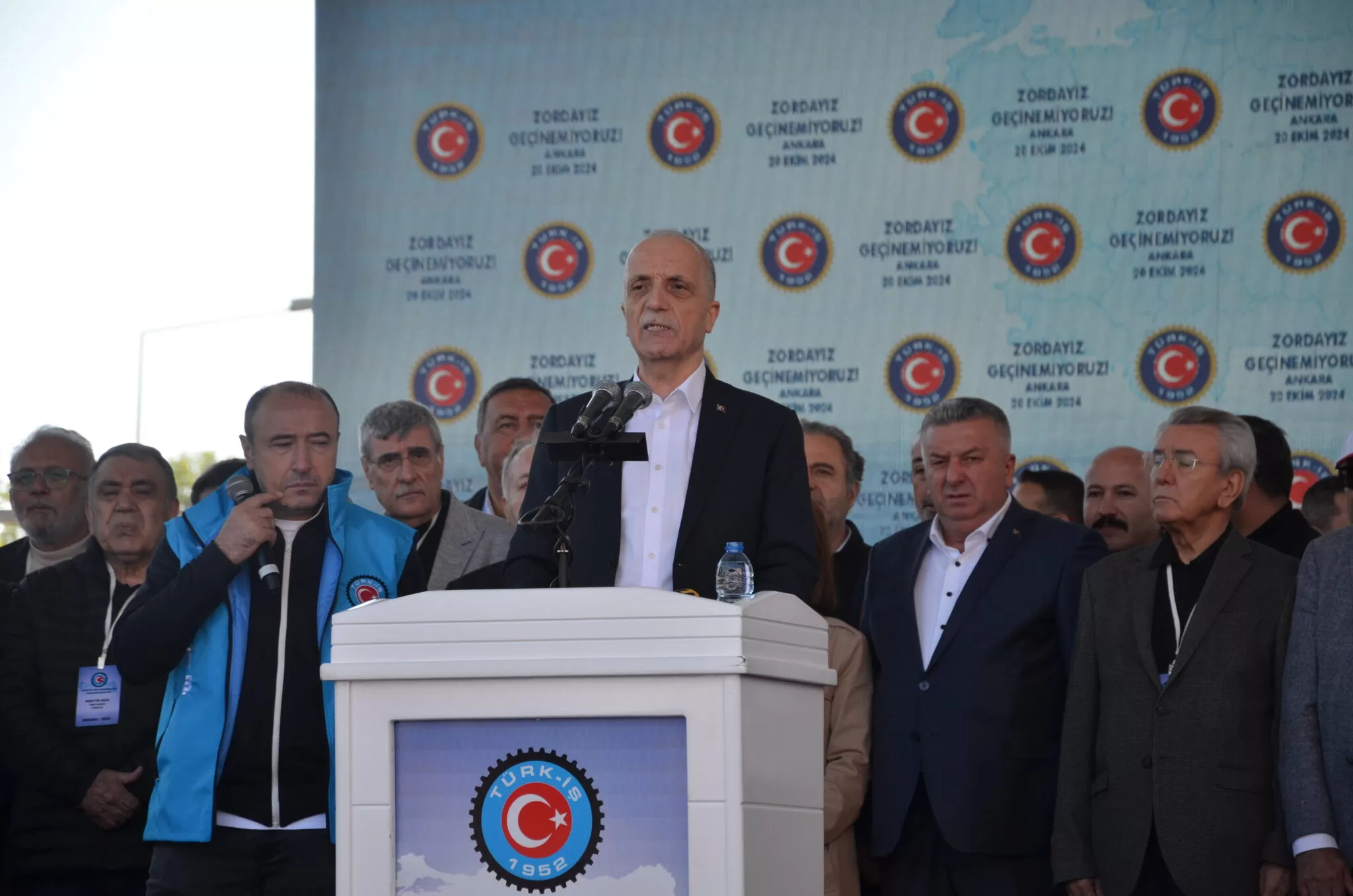 Türk-İş'ten 'geçinemiyoruz' mitingi: Ayağınızı denk alın